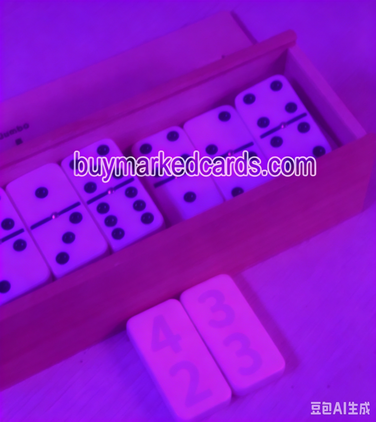Domino marqué à l'encre lumineuse
